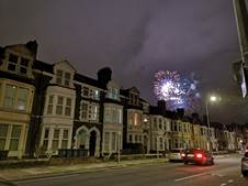 夜晚的街景描述已自动生成